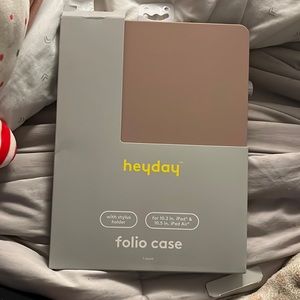 I am selling the iPad case with with stylus older that folio